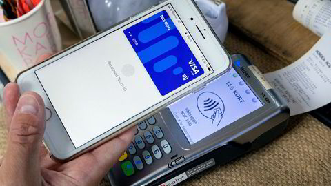 Med Apple Pay kan man velge å betale med mobilen i stedet for et kort. Pengene trekkes fra samme konto eller kort.