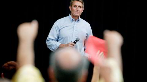 Senator Jeff Flake sier at han vil stemme for Brett Kavanaugh.