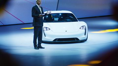 Porsche-sjef Matthias Mueller presenterer Porsche Mission E kvelden før bilmessen i Frankfurt begynner. Foto: Hampus Lundgren