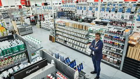 Byggmakker-sjef Knut Strand Jacobsen synes ikke noe om at Plantasjen får selge konkurrerende produkter på søndager.