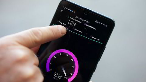5G-telefonen viser en hastighet på én gigabit per sekund i Telias 5G-testnett i Nydalen i Oslo. – Det er ti ganger raskere enn det bredbåndet folk har hjemme, sier Tommy Strand, sjefarkitekt for nettverk i Telia Norge.