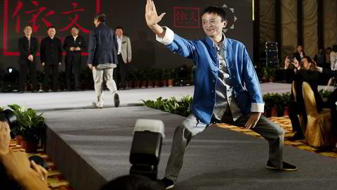 KUNG FU FIGHTING. Jack Ma vokste opp under den brutale kulturrevolusjon i Kina. Bestefaren hadde vært aktiv motstander av Mao, og familien ble derfor stemplet som nasjonalister. Ma fant styrke i Kinas mange kung fu-legender. I dag reiser han verden rundt med personlig tai chi-trener. Foto: AP/NTB Scanpix