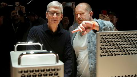 Avtroppende designsjef Jonathan Ive (til høyre), her sammen med Apple-sjefen Tim Cook.