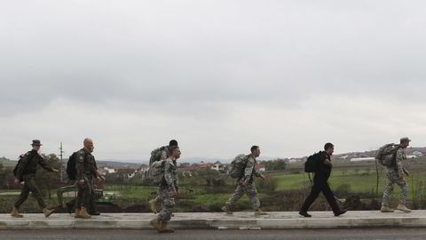 Fredsbevarende NATO-soldater utenfor en militærleir ved byen Vushtri nord i Kosovo. Landet erklærte uavhengighet fra Serbia i 2008, men den serbiske regjeringen har aldri godtatt dette. Foto: Hazir Reka / Reuters / NTB scanpix