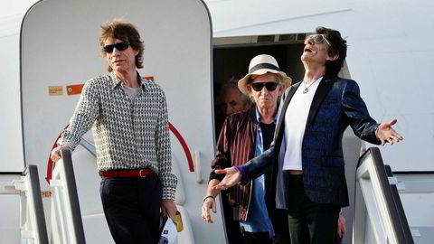 Rolling Stones utgir et tøft bluesalbum og spilte tidligere i år også inn et fett livealbum da de var det første store rockebandet til å holde konsert på Cuba siden 1959. Her på flyplassen i Havana, fra venstre Mick Jagger, Charlie Watts, Keith Richards og Ron Wood.