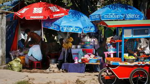 Da Telenor lanserte sine tjenester i Myanmar i 2014, falt prisen for et sim-kort fra 1000 kroner til ti kroner. Nå nærmere internettbruken via mobil seg det samme nivået som i Norge.