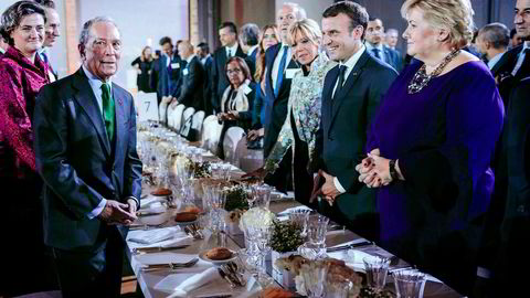 Statsminister Erna Solberg tok med seg Oljefondet til Paris og fikk Frankrikes president Emmanuel Macron til bords. Til venstre står investor Michael Bloomberg som sponset middagen i anledning Macrons feiring av toårsdagen for Parisavtalen.
