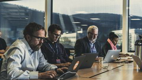 Medieklyngen samler flere mediehus under samme tak. Her er Erik Solheim (NRK) (fra venstre), Anders G. Eriksen (Bergens Tidende) og Are Tverberg (TV 2) på en workshop med IBM Watson.