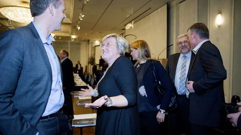 Olav Holst Dyrnes, konsernsjef i Ekornes og fiskeriminister Elisabeth Aspaker. Foto: Mikaela Berg