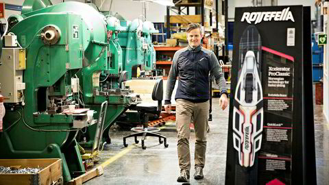 Administrerende direktør Torstein Myklebostad ved stansemaskinene i produksjonslokalene til Rottefella.