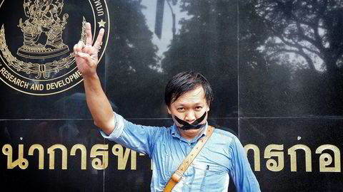 BRUKTE TWITTER. Lesere og journalister i ­Thailand er henvist til sosiale medier for å få og gi informasjon. Her er journalisten Pravit Rojanaphruk ved en militærbase, dagen etter at han ble anholdt. Foto: NTB Scanpix/