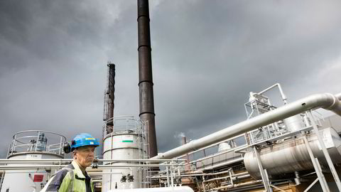 Dynea på Lillestrøm produserer lim og bindemidler, og har mulighet til å drive produksjonsprosessen med både elektrisitet, avfallsgass, naturgass og olje. Driftssjef Thor Øyen står foran fyrrommet.