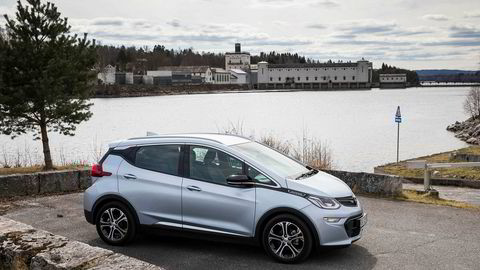 Opel Ampera-e, her fotografert foran Rånåsfoss kraftstasjon.