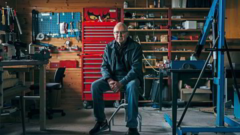 Ole Molaug (86) hjemme i «poddebua» over garasjen hjemme. Her skulle han bli pensjonist, men det varte bare i 14 dager.