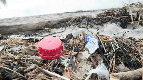 Plast avbildet på en strand langs norskekysten.