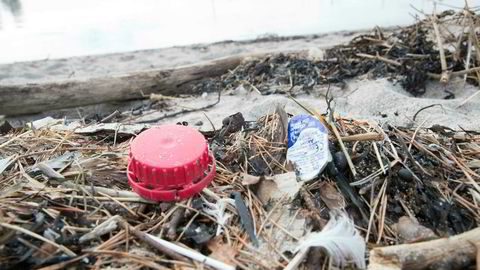 Plast avbildet på en strand langs norskekysten.