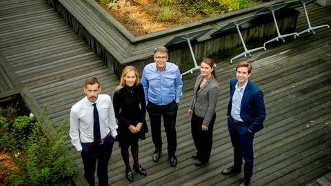 Bak den nyeste finansdirektørindeksen står Thomas Eitzen (fra venstre), sjefanalytiker i SEB, Hanna Marie Haavi, finansrådgiver i Deloitte, i Deloitte-sjef Sjur Gaaseide, Frida Bruun, kredittanalytiker i SEB, og Emil Sebastian Harberg, finansrådgiver i Deloitte.