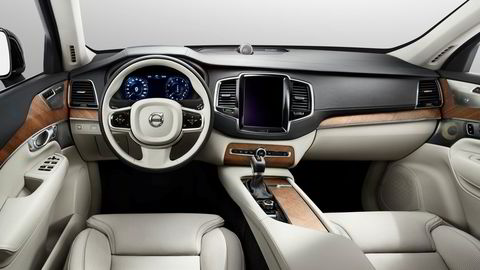 Volvo gjør som Tesla og utstyrer nye XC90 med en stor berøringsskjerm. Foto:
