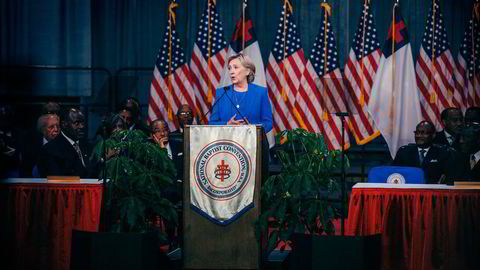 Hillary Clinton var sliten da hun talte til en kirkeforsamling i Kansas City forrige torsdag. Dagen etterpå fikk hun diagnostisert lungebetennelse, og har vært ute av spill store deler av den siste uken