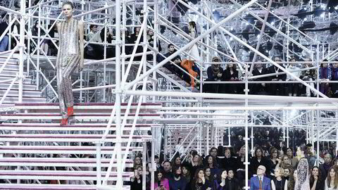 Rammeverk. Under haute couture-moteuken i januar i år viste motehuset Christian Dior ny konstruksjon og eksperimentell materialbruk, også på modellene. Foto: Catwalking/Getty Images
