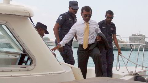 DØMT. Ekspresident og opposisjonsleder Mohamed Nasheed ankommer Male i båt, eskortert av politibetjenter på vei til rettssalen der han fredag ble dømt til fengsel. Foto: Waheed Mohamed / Reuters / NTB scanpix