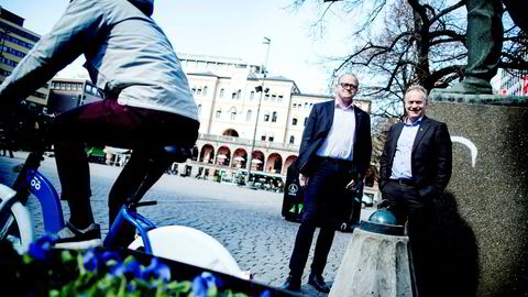Oslos Ap-topper (fra venstre) Frode Jacobsen og Raymond Johansen på Youngstorget under Arbeiderpartiets landsmøte fredag. De advarer sitt eget parti mot å nærme seg Senterpartiet for mye.