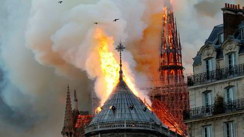 Flammene står ut av det ene tårnet på Notre-Dame i Paris.