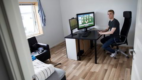 Marius Hjerpseth lever av å spille og lage Youtube-videoer om Fifa. Ifjor satt selskapet hans igjen med et driftsoverskudd på 587.000 kroner. Foto: