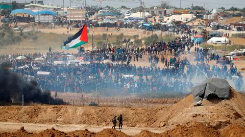 ---------------Gjenkjenn språkAfrikaansAlbanskAmhariskArabiskArmenskAserbajdsjanskBaskiskBengaliBosniskBulgarskBurmesiskCebuanoDanskEngelskEsperantoEstiskFinskFranskGalisiskGassiskGeorgiskGreskGujaratiHaitiskHausaHawaiiskHebraiskHindiHmongHviterussiskIboIndonesiskIrskIslandskItalienskJapanskJavanesiskJiddiskJorubaKannadaKasakhiskKatalanskKhmerKinesisk (forenklet)Kinesisk (tradisjonell)KirgisiskKoreanskKorsikanskKroatiskKurdiskLaotiskLatinLatviskLitauiskLuxemburgskMakedonskMalayalamMalayiskMaltesiskMaoriMarathiMongolskNederlandskNepaliNorskNyanjaPanjabiPashtoPersiskPolskPortugisiskRumenskRussiskSamoanskSerbiskShonaSindhiSingalesiskSkotsk-gæliskSlovakiskSlovenskSomaliSpanskSundanesiskSvenskSwahiliSør-sothoTadsjikiskTagalogTamilTeluguThaiTsjekkiskTyrkiskTyskUkrainskUngarskUrduUsbekiskVestfrisiskVietnamesiskWalisiskXhosaZuluEngelsk Her følger israelske soldater ved grensen mot Gazastripen med på palestinske demonstranter som samler seg i protest etter at israelske styrker drepte 33 palestinere og såret hundrevis.