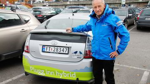 Inge Møller i Eidsiva Energi har erfaring med ladbare hybrider siden 2009, da de bygde om en vanlig Toyota Prius til å kunne lades. Foto: Eidsiva Energi