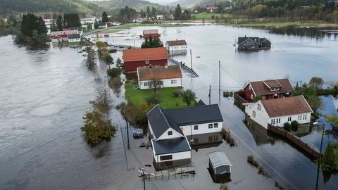 Regnet og uværet på Sørlandet gjorde skader for en halv milliard kroner. Her da Topdalselva gikk over sine bredder og gjorde store skader ved Drangsholt mellom Kristiansand og Birkeland.