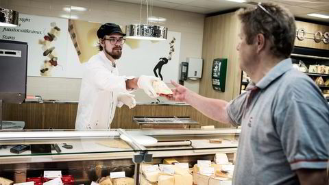 FÅR IKKE EKSPORTERE OST. Lauri Greis selger ost på kjøpesenteret Stockmann i Helsinki. En følge av de russiske sanksjonene er lavere priser på ost- og melkeprodukter. 
                  Alle foto: Niklas Meltio