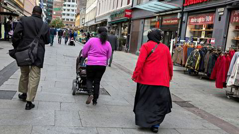 Det hender at utenlandske borgere med forgjeldede norske ektefeller søker familiegjenforening. Dette kan bli et problem for kreditorene der hvor referansepersonen må forsørge en familiegjenforent som kommer til Norge uten arbeid, språkkunnskaper, formell kompetanse og med liten mulighet til å få seg jobb.