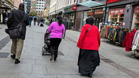 Det hender at utenlandske borgere med forgjeldede norske ektefeller søker familiegjenforening. Dette kan bli et problem for kreditorene der hvor referansepersonen må forsørge en familiegjenforent som kommer til Norge uten arbeid, språkkunnskaper, formell kompetanse og med liten mulighet til å få seg jobb.