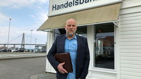 Bankkunde Jan Sølve Hapnes er blitt tilkjent nær åtte millioner i erstatning fra Handelsbanken i første rettsinstans. Her foran filialen i Stavanger.