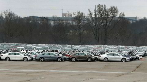 Tusenvis av Volkswagen-biler samles opp på Silverdome stadion i Michigan.