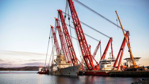 KNM Helge Ingstad ble tidligere i år hevet. Her ligger skipet til kai ved Hanøytangen før det ble fraktet videre til Haakonsvern.