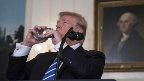President Donald Trumps skattereform henger i en meget tynn tråd. Her styrker han seg under en pressekonferanse i Det hvite hus denne uken, like etter hjemkomsten fra en lang reise i Asia.