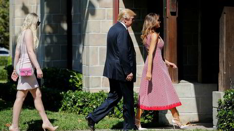 President Donald Trump og kona Melania på vei inn i en kirke i Palm Beach første påskedag. Presidentens datter Tiffany Trump følger etter.
