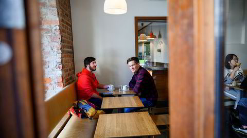 Kameratene Espen Rice (til venstre) og Knut-Erik Kjøge er på kafé på Grünerløkka i Oslo. Begge bruker Vipps, og vil gjerne prøve en teknologi som tar straksbetaling over landegrensene. Nå går startskuddet for å bygge teknologien, men norske banker er ikke med.