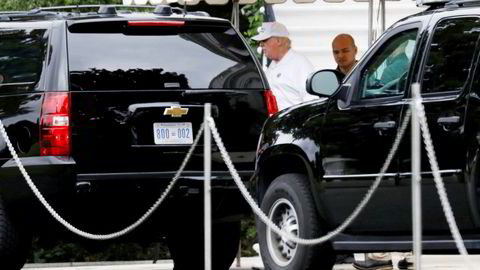 President Donald Trump forlater Det hvite hus for å spille golf lørdag, mens de fleste andre i den politiske eliten var opptatt med senator John McCains begravelse.