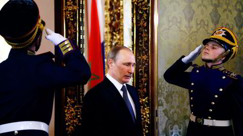 Russland sliter med den verste økonomisk krisen siden rubelkrisen på slutten av 90-tallet. Men president Vladimir Putin viser ingen tegn til å gi etter for de vestlige kravene på Krim og i Øst-Ukraina. Foto: Maxim Shipenkov/AP/NTB Scanpix