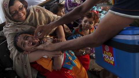 Stadig flere land blir erklært frie for polio. Men i Pakistan, der denne gutten blir vaksinert mot sykdommen, er det påvist 32 tilfeller i år. Foto: