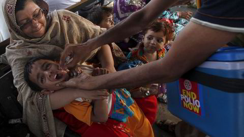 Stadig flere land blir erklært frie for polio. Men i Pakistan, der denne gutten blir vaksinert mot sykdommen, er det påvist 32 tilfeller i år. Foto: