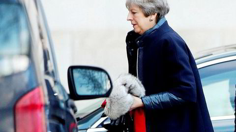 En presset Theresa May ankommer mandag Downing Street i London for forhandlinger med EU.