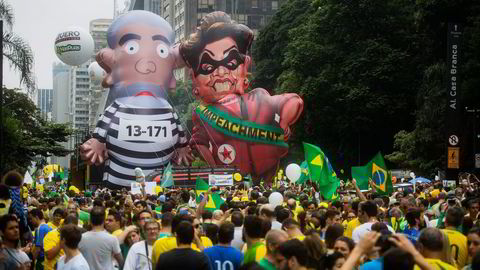 Den politiske og økonomiske krisen har ført til at millioner brasilianere de siste dagene har tatt til gatene, mange med krav om Rousseffs avgang. Her demonstranter i São Paulos gater.
                  Foto: Victor Moriyama/