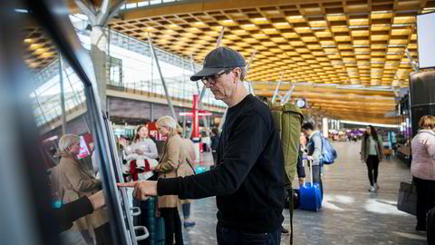 Justin Francis på Gardermoen for å fly hjem etter seminar i Norge. Han mener vi må fly mindre og at eneste vei å gå er å øke avgiftene for å få det til.