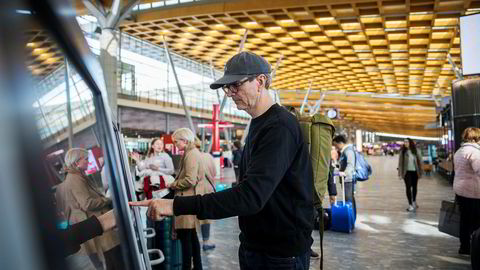 Justin Francis på Gardermoen for å fly hjem etter seminar i Norge. Han mener vi må fly mindre og at eneste vei å gå er å øke avgiftene for å få det til.