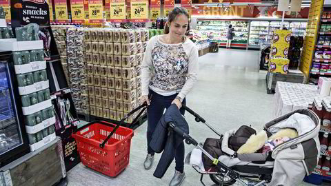 Engelke Randers (32) og datteren Sofie bor i tredje etasje over avdelingen på Sagene. De handler stadig flere av dagligvarene på nett, men en del «reservehandling» i lavprisbutikken blir det likevel. Foto: Aleksander Nordahl