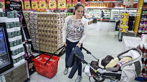 Engelke Randers (32) og datteren Sofie bor i tredje etasje over avdelingen på Sagene. De handler stadig flere av dagligvarene på nett, men en del «reservehandling» i lavprisbutikken blir det likevel. Foto: Aleksander Nordahl